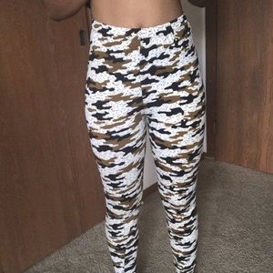 Winter camo leggings. Super soft. Great condition.